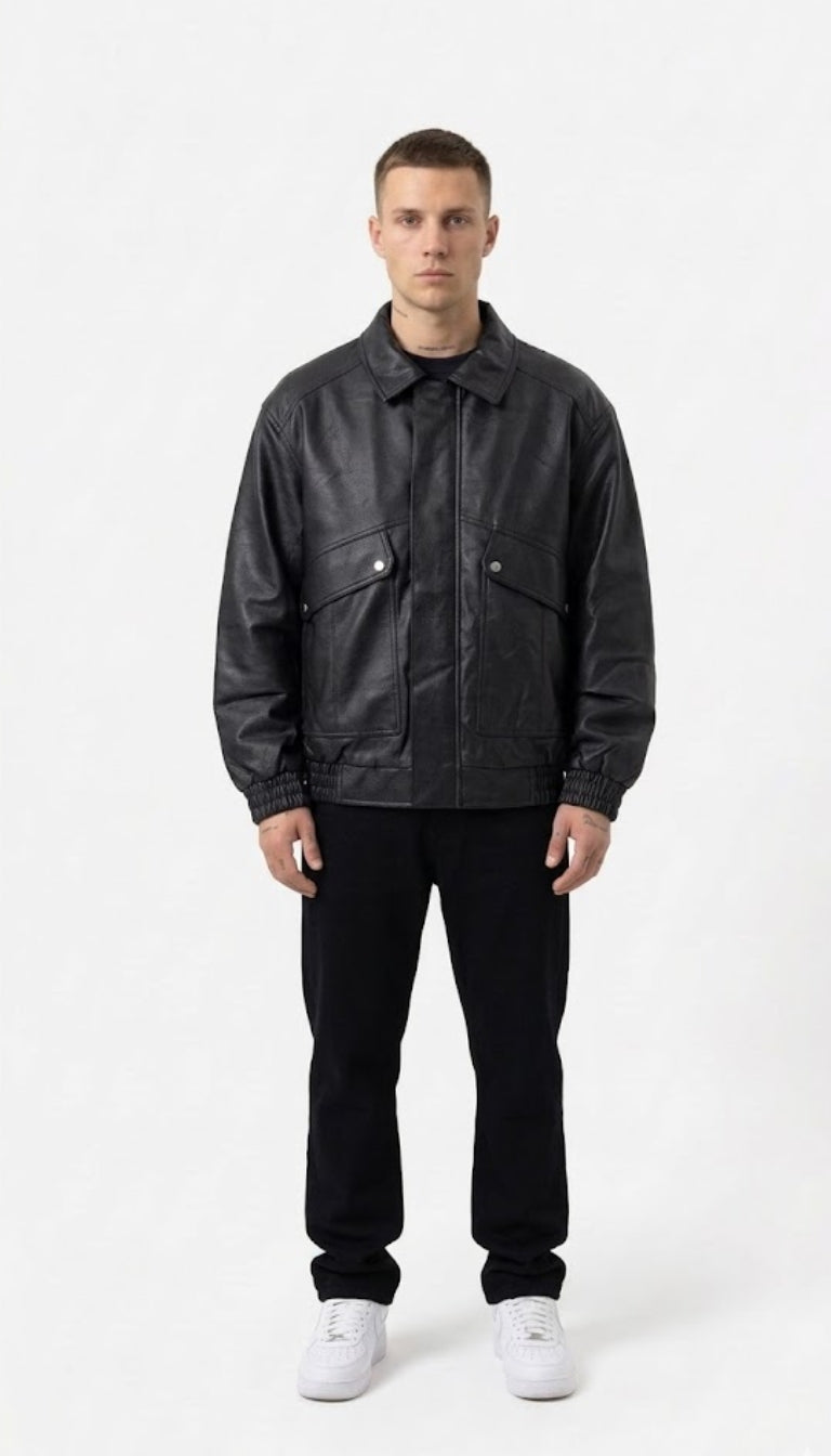 Giacca bomber in ecopelle con colletto camicia e tasche applicate