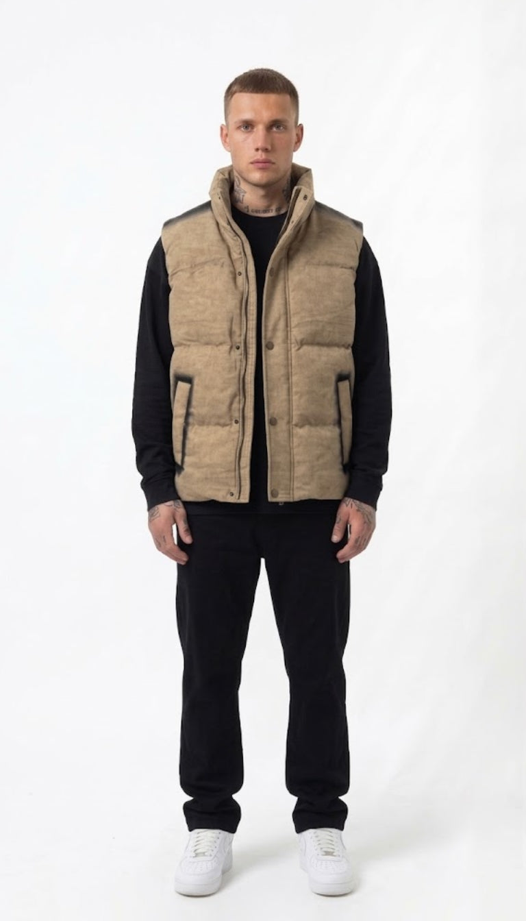 Gilet imbottito con collo alto e maxi scritta sul retro