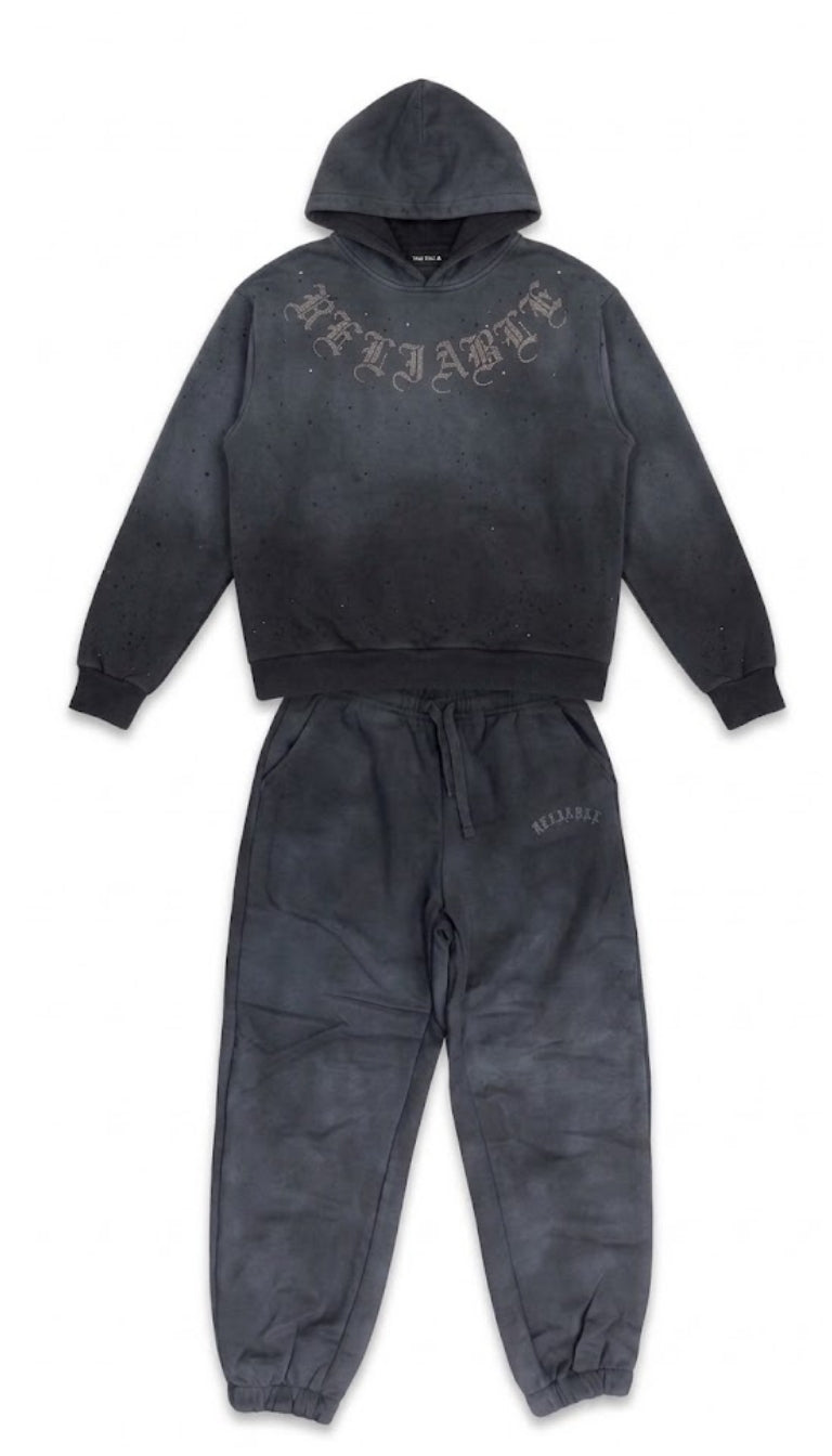 Coordinato felpa e pantalone con strass e scritte in stile gotico