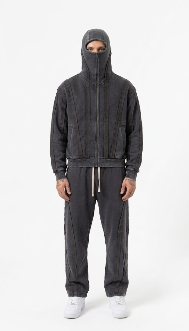 Completo con giacca balaclava e inserti lineari