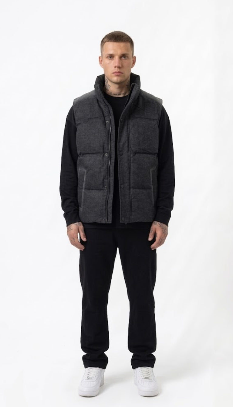 Gilet imbottito con collo alto e maxi scritta sul retro