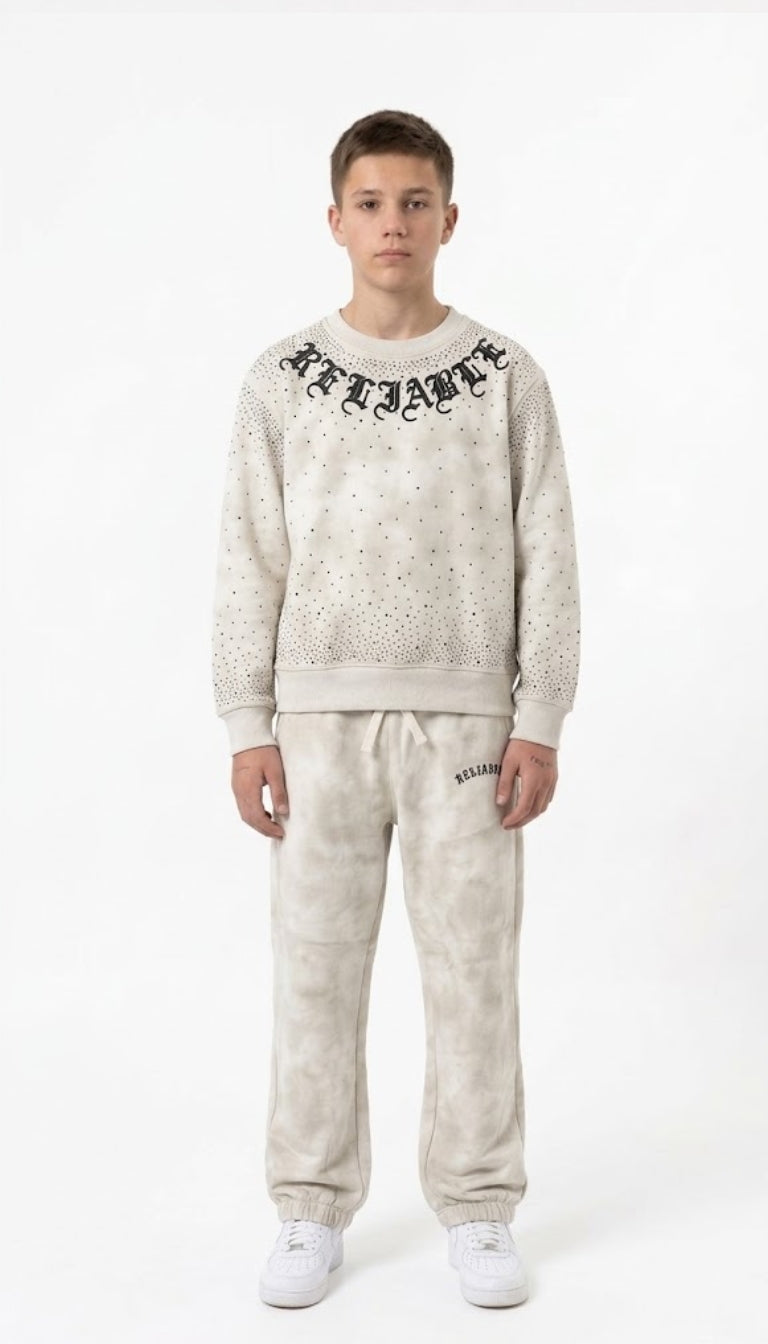 Coordinato felpa e pantalone con strass e scritte in stile gotico