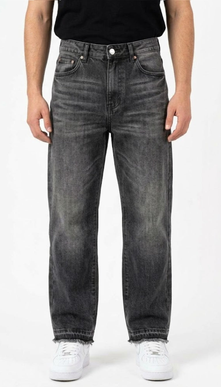 Jeans in denim nero sbiadito con spacchi sul fondo
