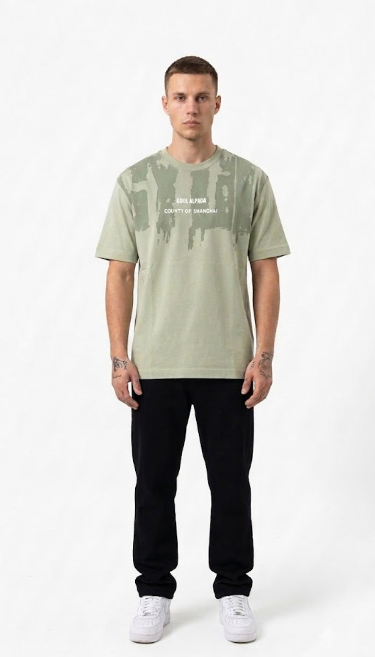 T-Shirt "Urban Dripping" con Stampa Grafica