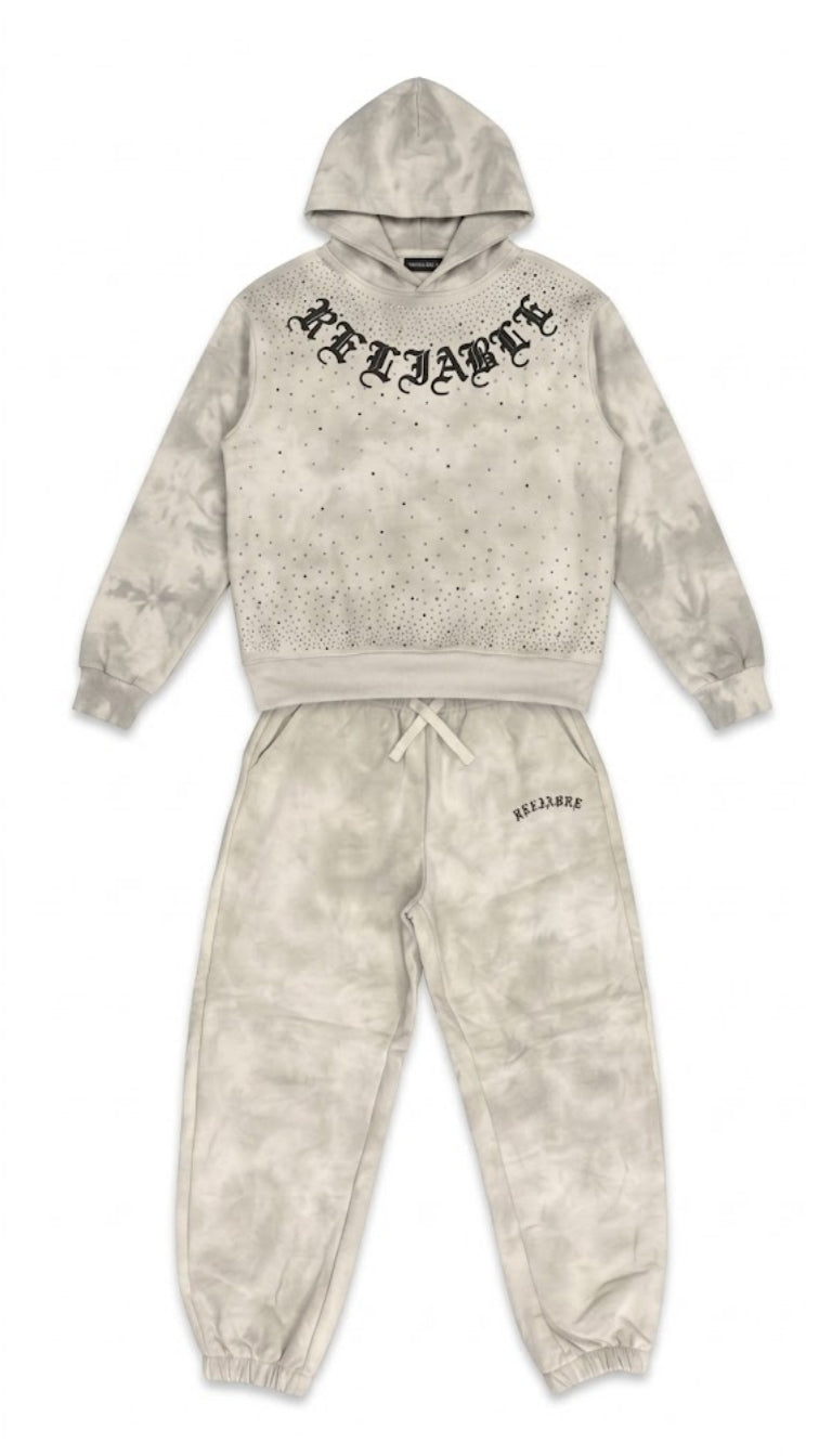 Coordinato felpa e pantalone con strass e scritte in stile gotico