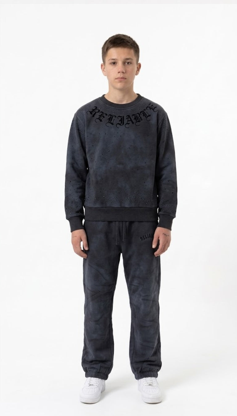 Coordinato felpa e pantalone con strass e scritte in stile gotico