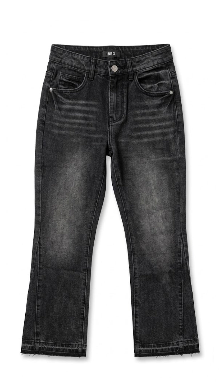 Jeans in denim nero sbiadito con spacchi sul fondo