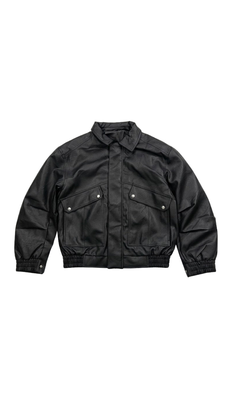 Giacca bomber in ecopelle con colletto camicia e tasche applicate