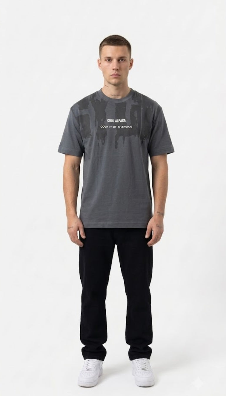T-Shirt "Urban Dripping" con Stampa Grafica