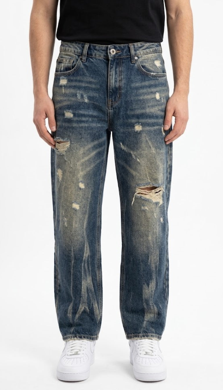 Jeans in denim con strappi e finitura invecchiata
