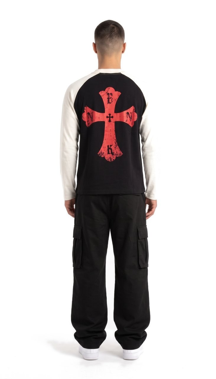 Maglia Raglan a Manica Lunga con Croci Gotiche