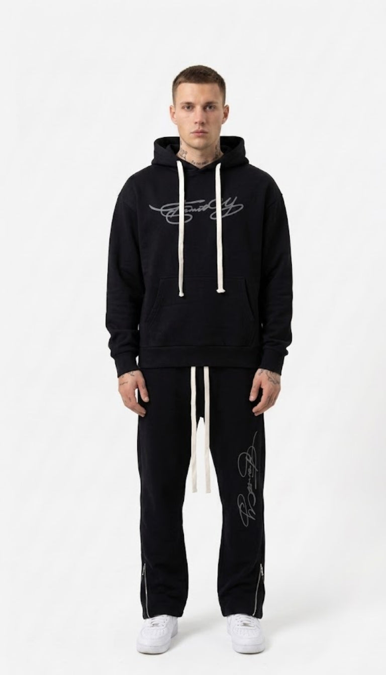 Completo Tuta Streetwear con Grafiche Corsive e Zip Laterali
